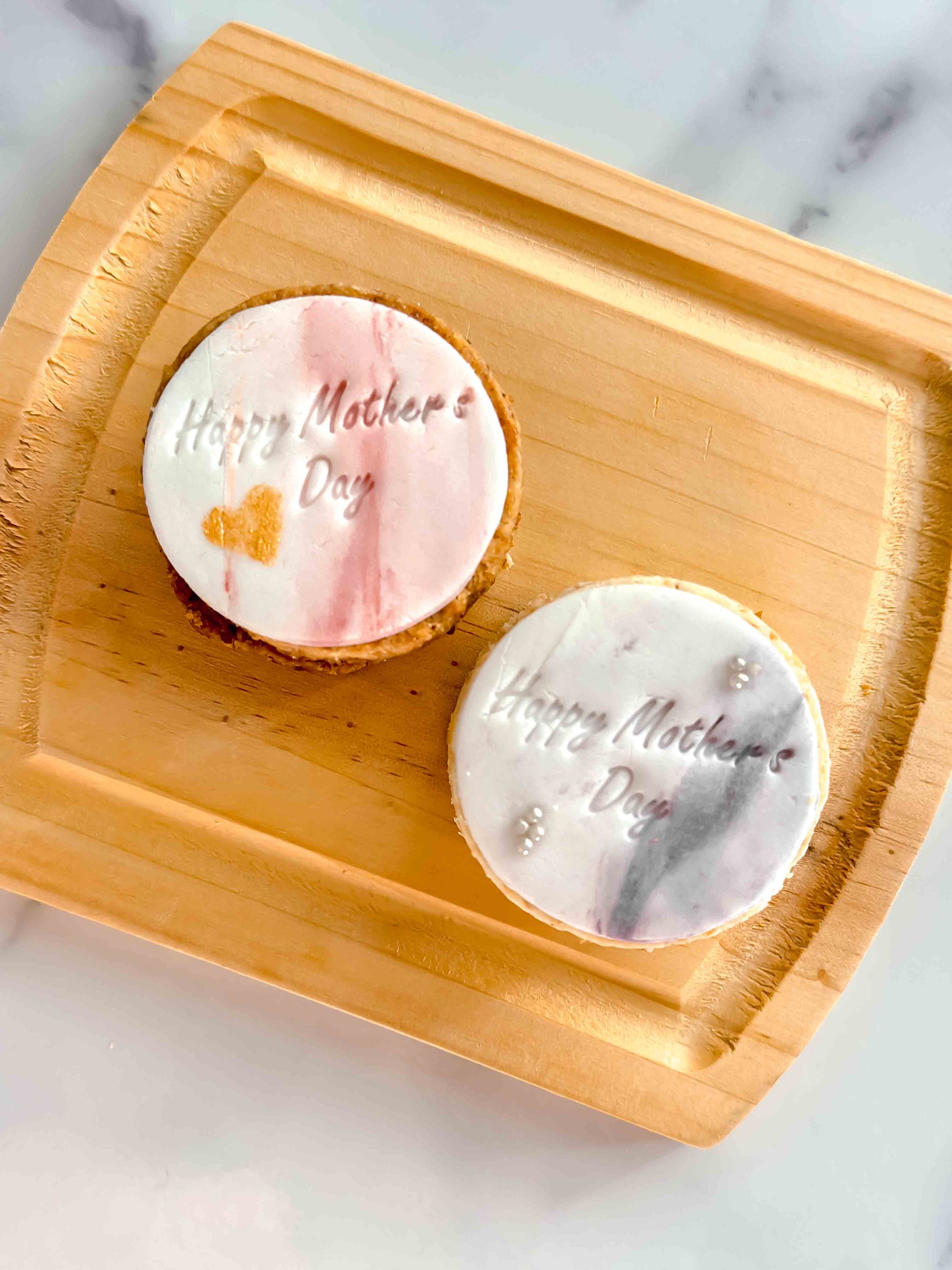 Handmade alfajores with “Día de la Madre” decoration, perfect for Mother’s Day gifts in Perth.